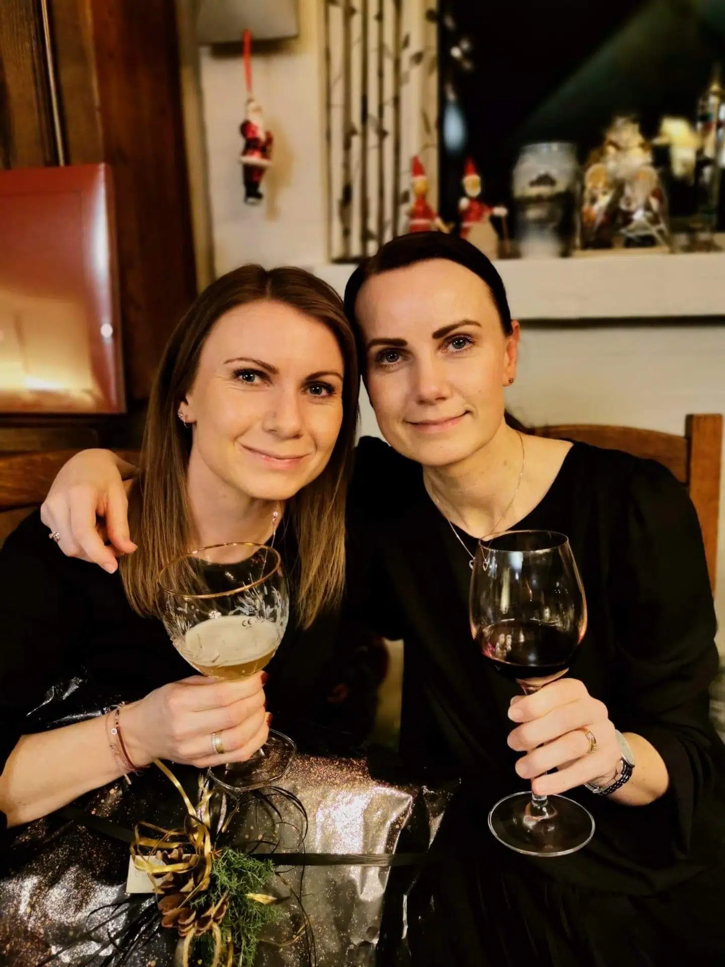 Mette og Joan Lyngaas (th.) fik sig et glas efter redningsaktionen. Privatfoto