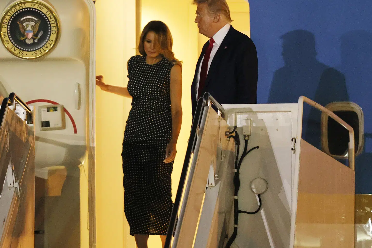 Donald Trump har efter flere dages modstand underskrevet en lovgivningspakke, der både indeholder hjælp til amerikanerne og erhvervslivet samt sikrer fortsat finansiering af den offentlige sektor. Trump underskrev lovforslaget på sit resort i Florida, hvortil han ankom (foto) den 23. december sammen med førstedame Melania Trump. Joe Raedle/Ritzau Scanpix