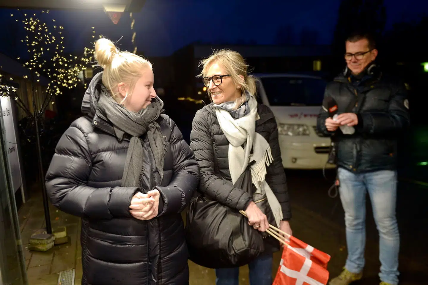 Janni Larsen (med flag) og hendes datter Anne-Sofie Larsen fejrede den historiske dag på Ældrecenter Øst i Odense for 90-årige Jytte Pedersen, henholdsvis mor og mormor, som var en blandt de 108 beboere, der modtog vaccinen mod covid-19.
