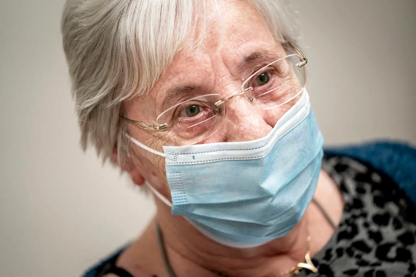 På Omsorgscenter Kærbo i Ishøj blev Jytte Margrethe Frederiksen, 83 år, vaccineret af læge Tomas Henckel Johansen, mens en begejstret statsminister Mette Frederiksen fulgte med live via skærm fra Marienborg.