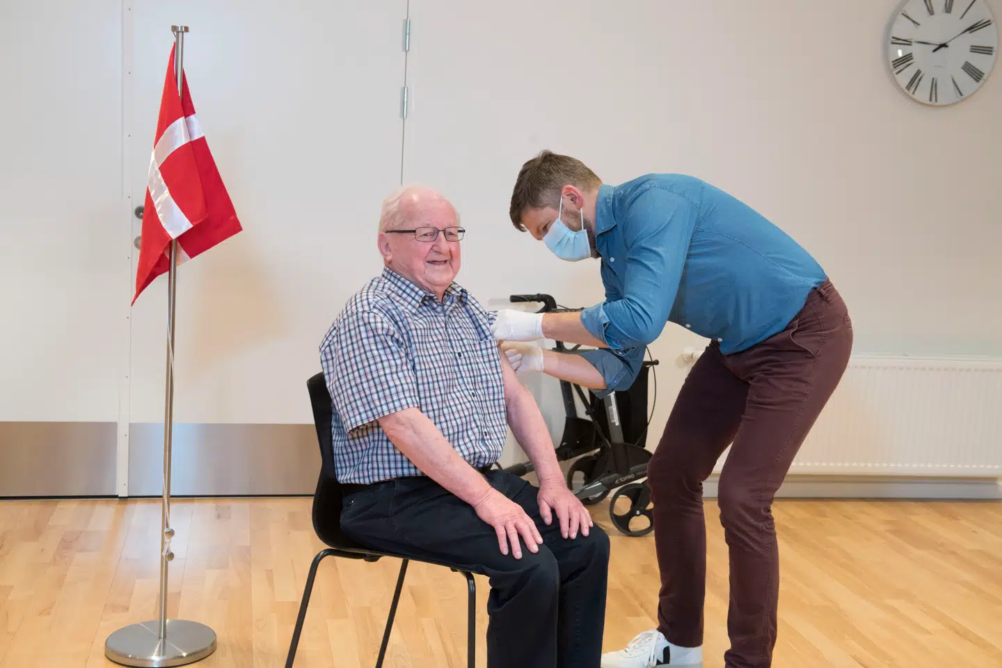 92-årige Christen Baisgaard er den første nordjyde, som nu er blevet vaccineret mod covid-19. Det skete på plejehjemmet Birkebo i Aalborg, hvor praktiserende læge Hans West førte kanylen.
