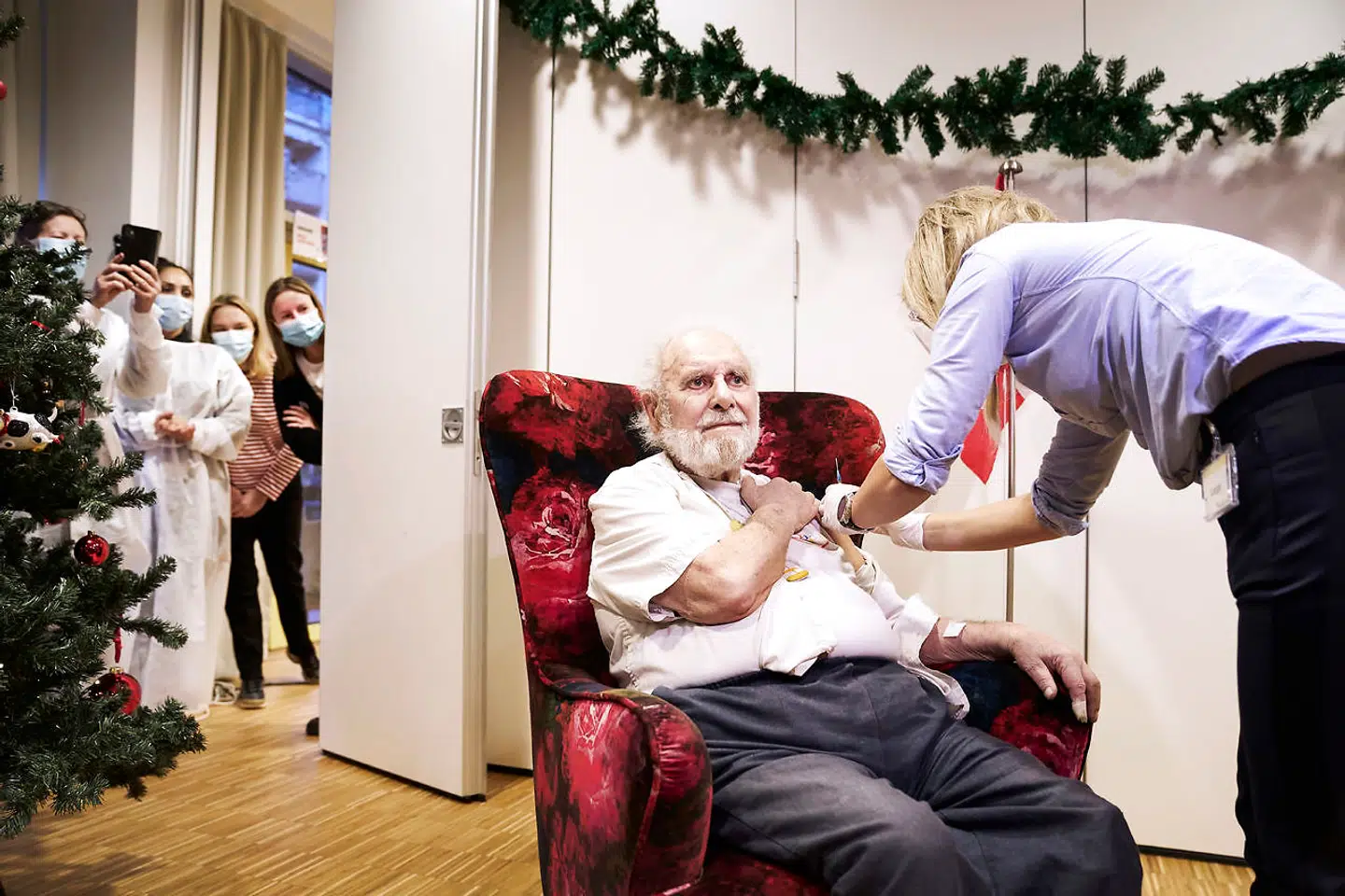 Den 92-årige tidligere modstandsmand Carl-Einar Jørgensen var den første beboer på det københavnske plejehjem Fælledgården, som lagde arm til vaccinen mod covid-19.
