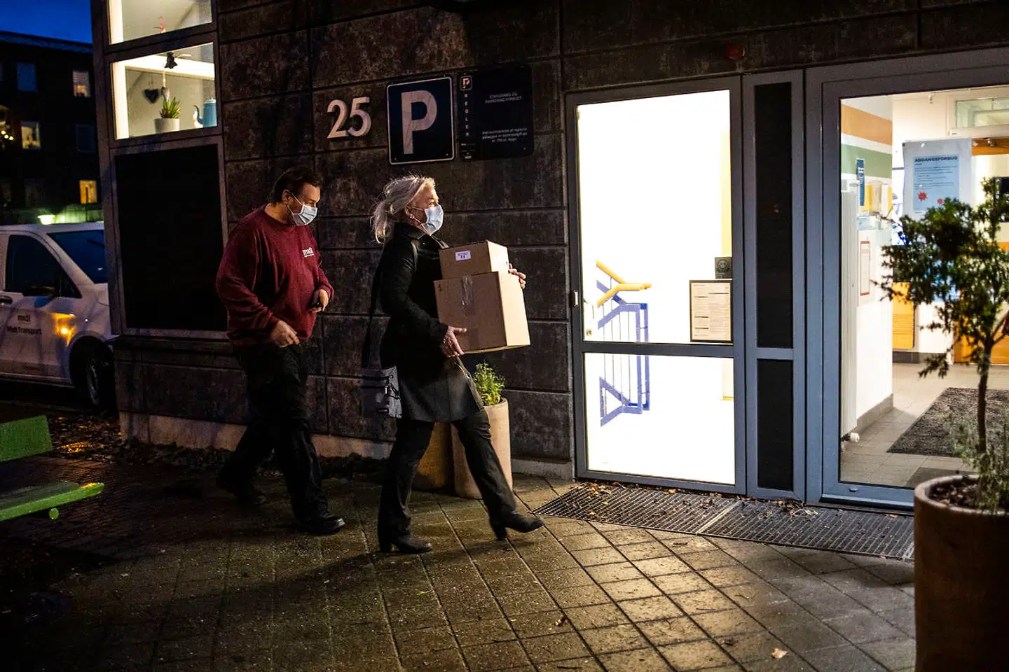 Her ankommer vaccinen til plejehjemmet Ankersgade i Aarhus i søndagens gryende morgentimer. Beboerne på centret var de første til at blive vaccineret mod covid-19 i Region Midtjylland.