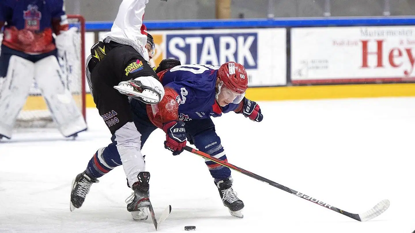 Aalborg Pirates’ russiske forward Kirill Kabanov tackles og får en flyvetur af Rungsted Seier Capital-backen Chane Hanna. Foto: THOMAS SJØRUP