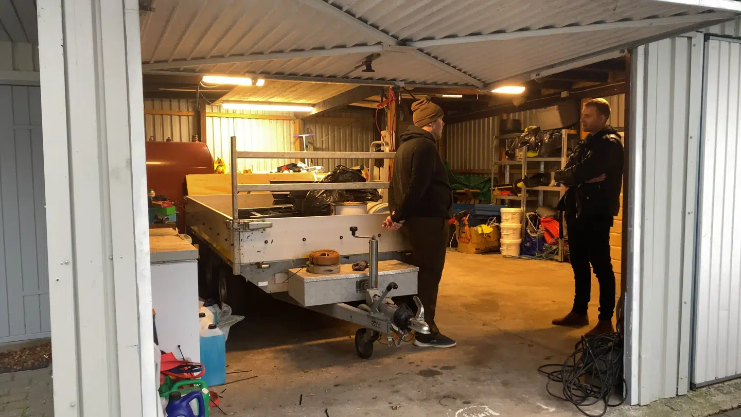 Mads måtte sælge flere værdier fra sin garage for at betale renterne på lånet.