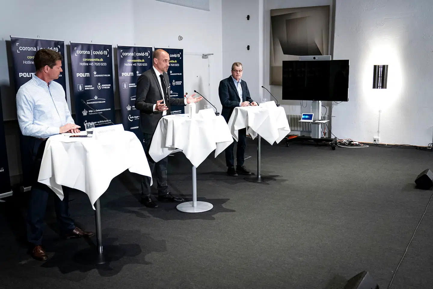Pressebriefing med sundheds- og ældreminister, Magnus Heunicke, direktør i Sundhedsstyrelsen Søren Brostrøm og Kåre Mølbak, direktør i Statens Serum Institut, mandag 20. april 2020.