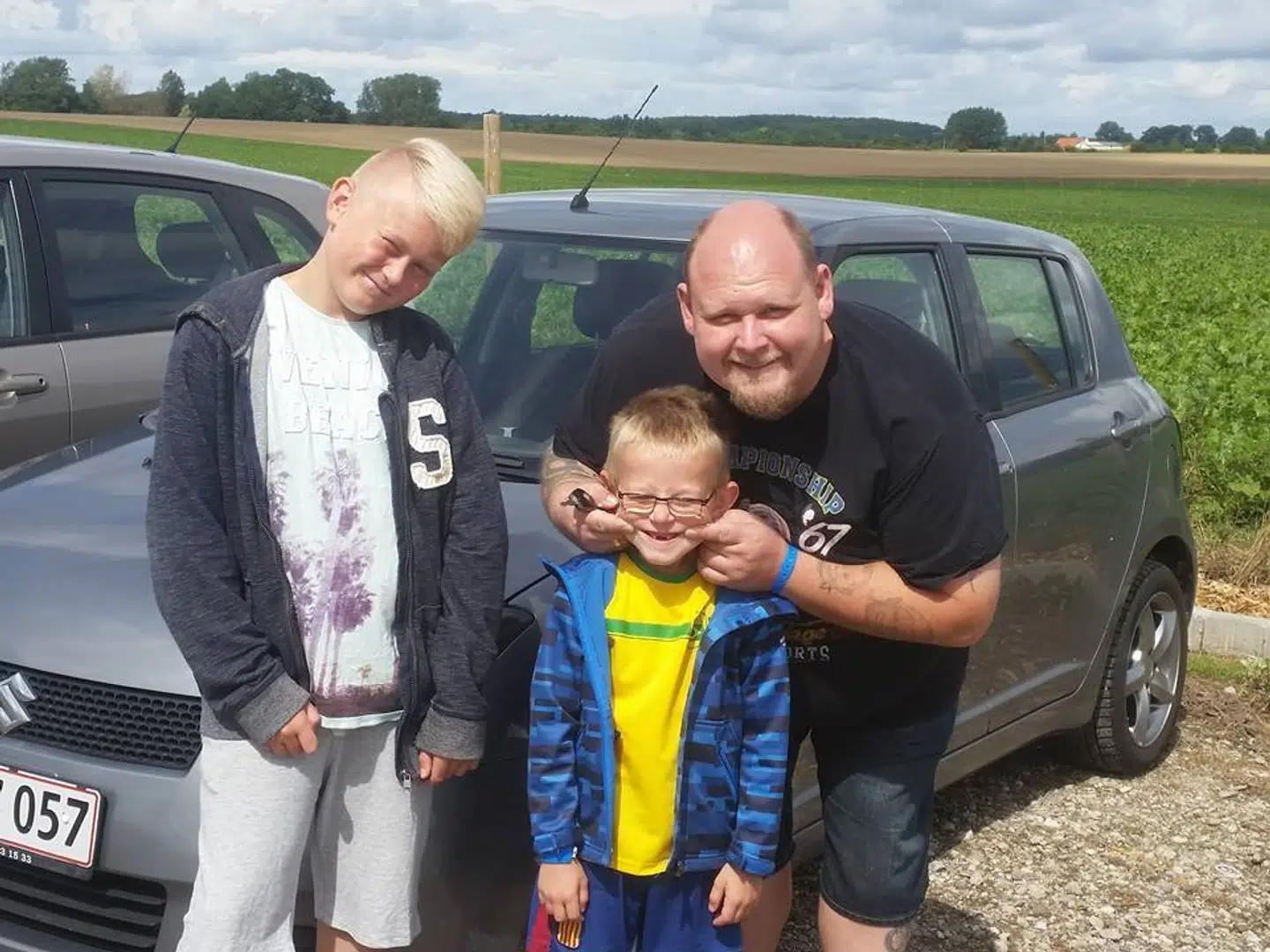 Et ældre billede af Michael og sønnerne, der i dag er 11 og 15 år.