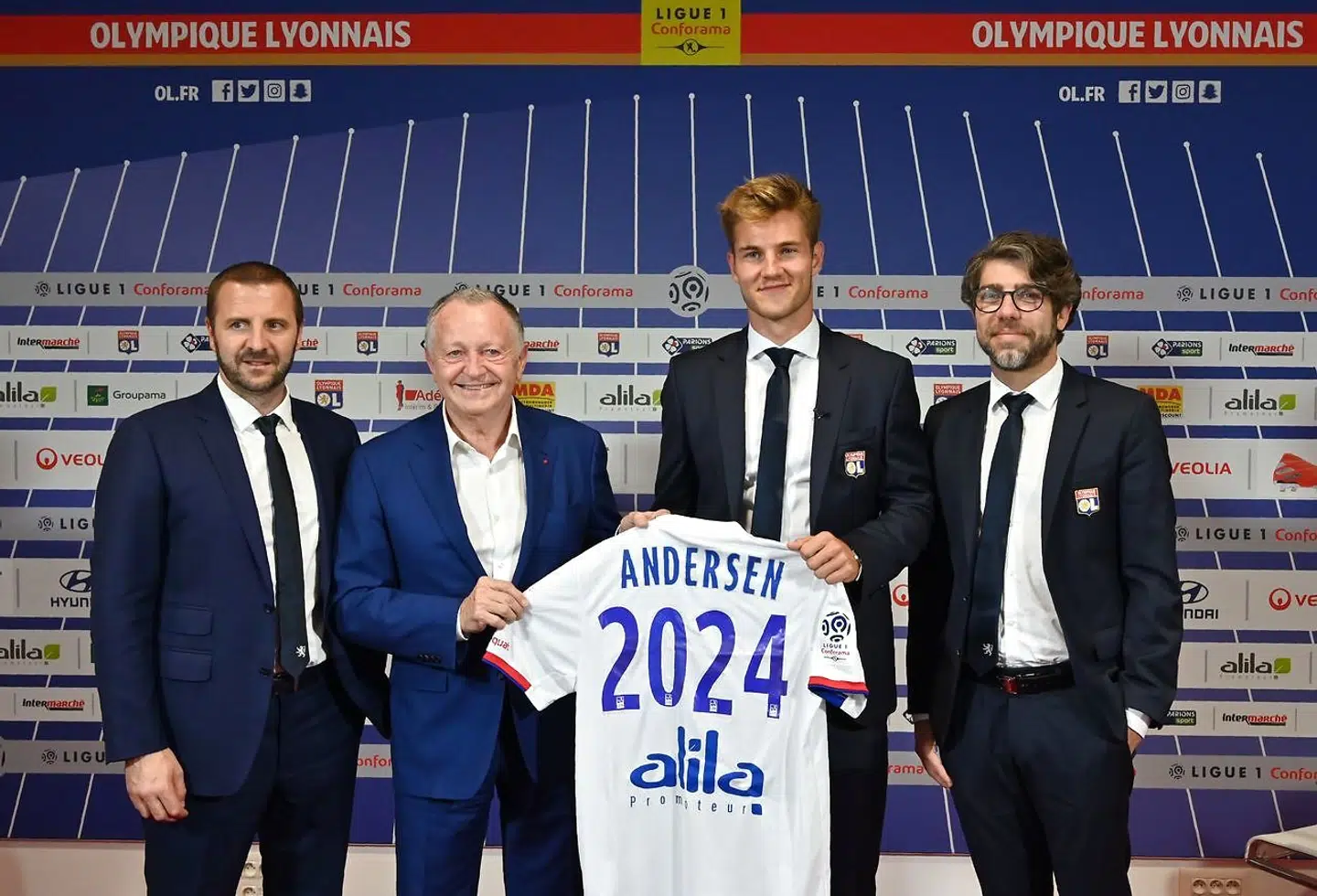 Joachim Andersen præsenteres som ny Lyon-spiller 12. juli 2019. Han bliver den dyreste dansker nogensinde og står her ved siden af blandt andre klubpræsident Jean-Michel Aulas (tv. for Joachim Andersen) og den tidligere klublegende Juninho Pernambucano (th.), som i dag er sportsdirektør i den franske storklub. Yderst til venstre den daværende scoutingchef, Florian Maurice.