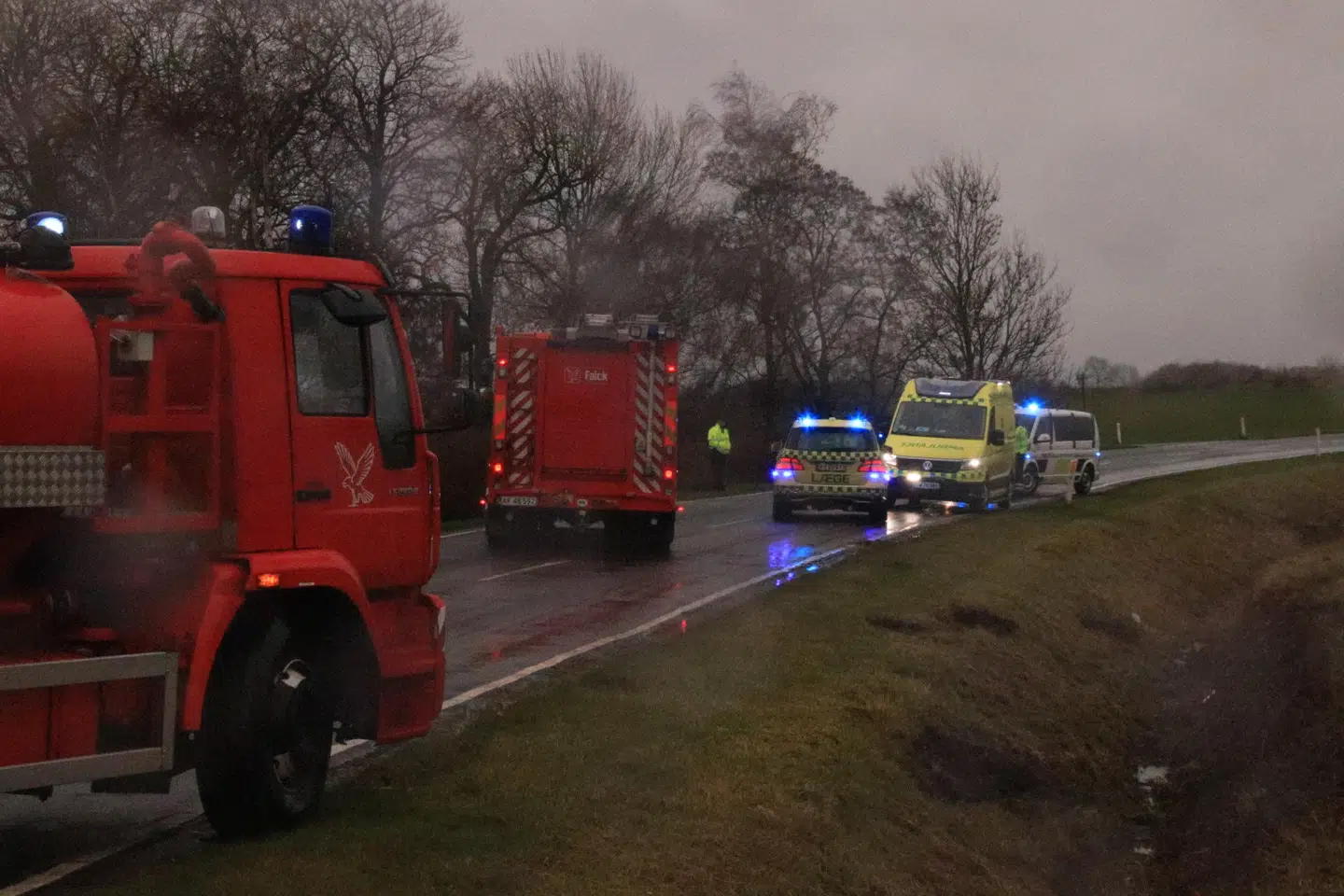 Politi, ambulance og redningskøretøjer til stede.