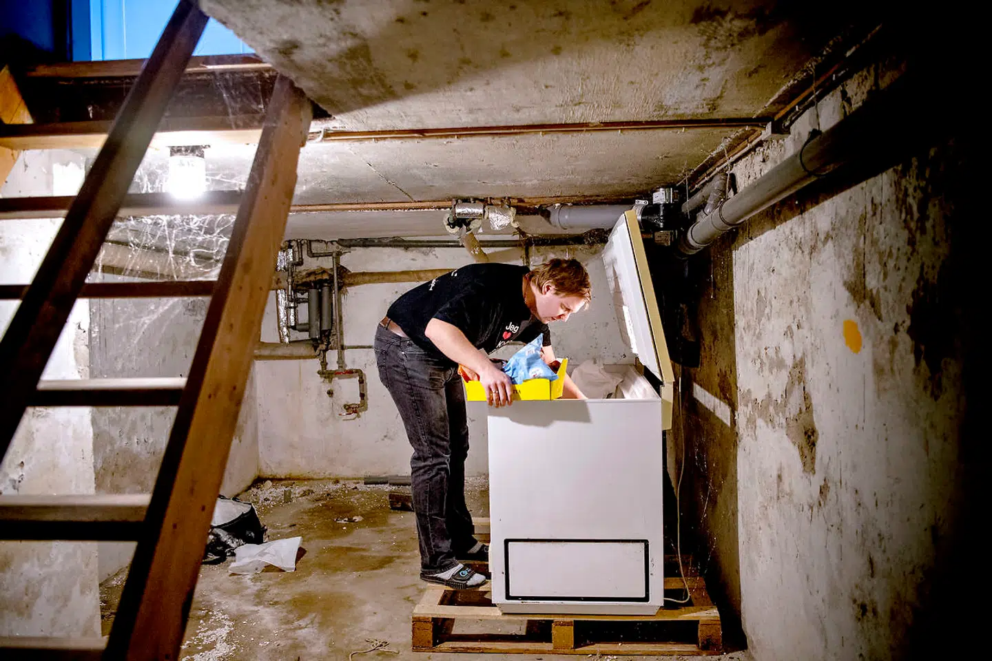 Nok er Ulrich Dethlef Húnfjörð Jørgensen og familien flyttet, siden B.T. besøgte dem sidst, men kummefryseren er flyttet med. Her ses den i det gamle hus.