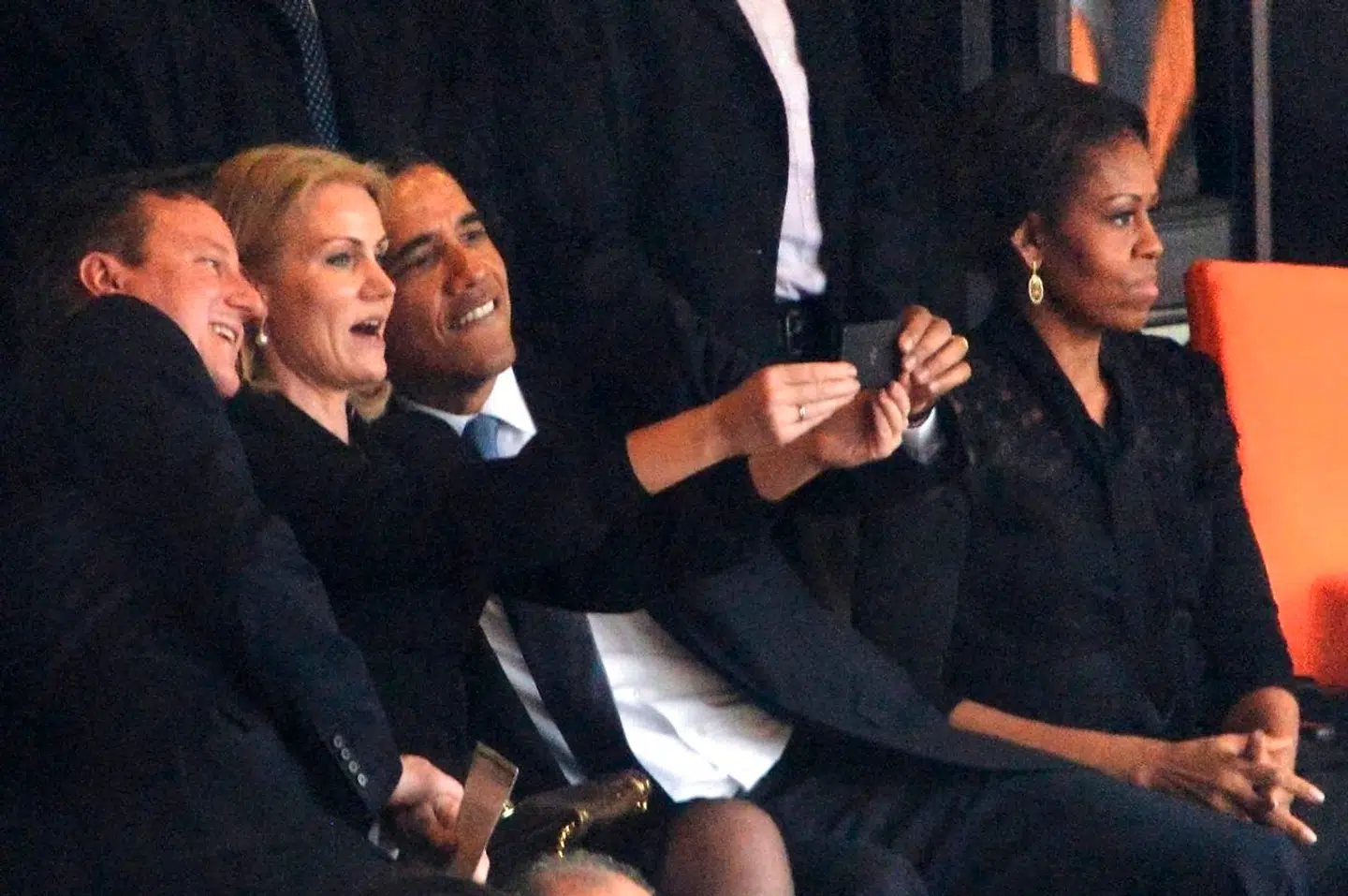 Helle Thorning-Schmidt blev omtalt i alverdens aviser, da hun tog en selfie med USA's præsident, Barack Obama, og den britiske premierminister, David Cameron, under mindehøjtideligheden for Nelson Mandela i 2013. Foto ROBERTO SCHMIDT