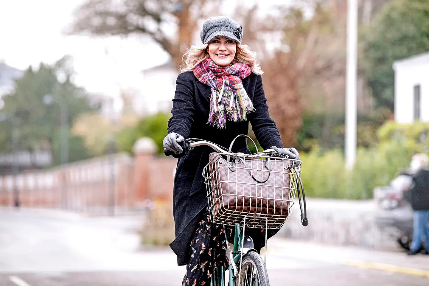 En glad Helle Thorning-Schmidt på cykel i København.