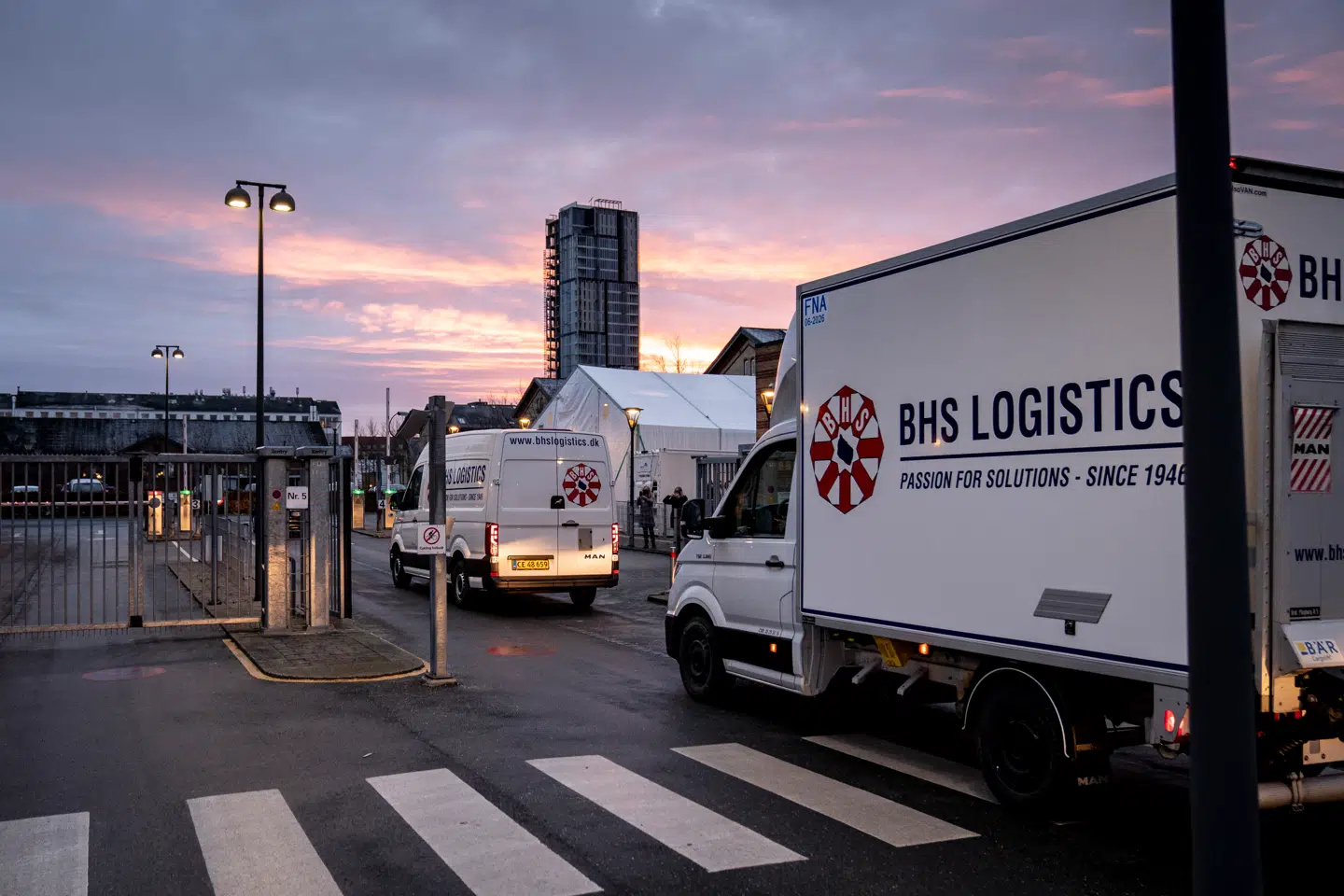 Tidligere i dag ankom varevognene, der skal køre Pfizer-BioNTech-vaccinen ud i det danske kongerige, til Statens Serum Institut.