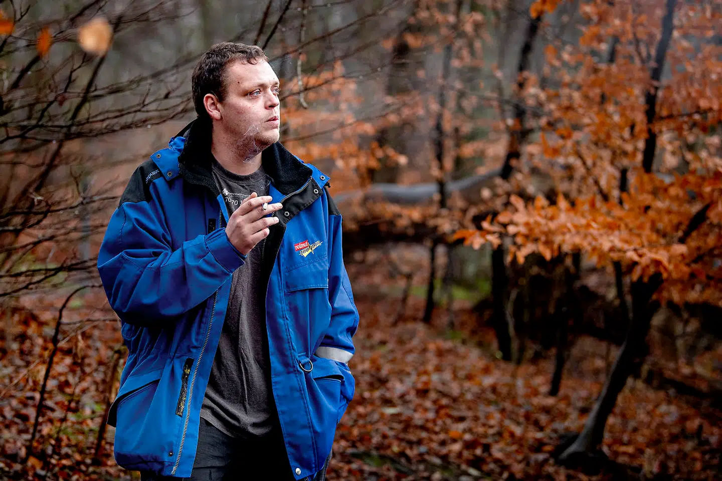 Patrick har lånt penge af private lånehajer. Patrick har haft svært ved at betale gælden tilbage, så nu er den steget til det dobbelte, samtidig med at han bliver udsat for alle mulige former for trusler.