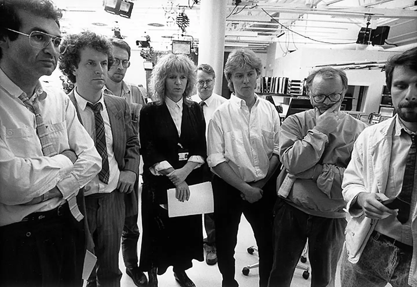 Ulla Terkelsen ses her i sin yngre dage, da TV2 blev åbnet i 1988. Fra venstre: Samuel Rachlin, Allan Silberbrandt, Anders Krarup, Ulla Terkelsen, Jørgen Schleimann, Lars Mandal, Jens Møller og Jan Jørgensen.