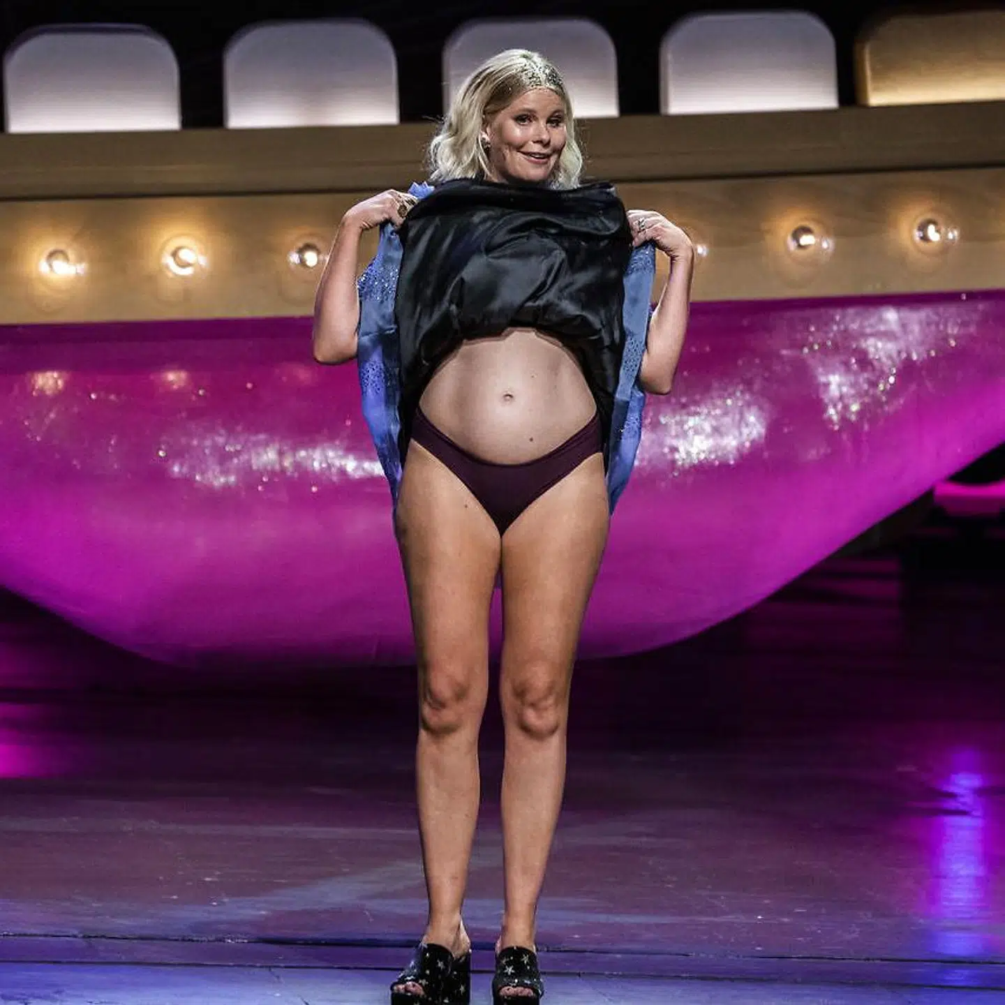 Under sin tale løftede Sofie Linde op i kjolen og afslørede, at hun var gravid.