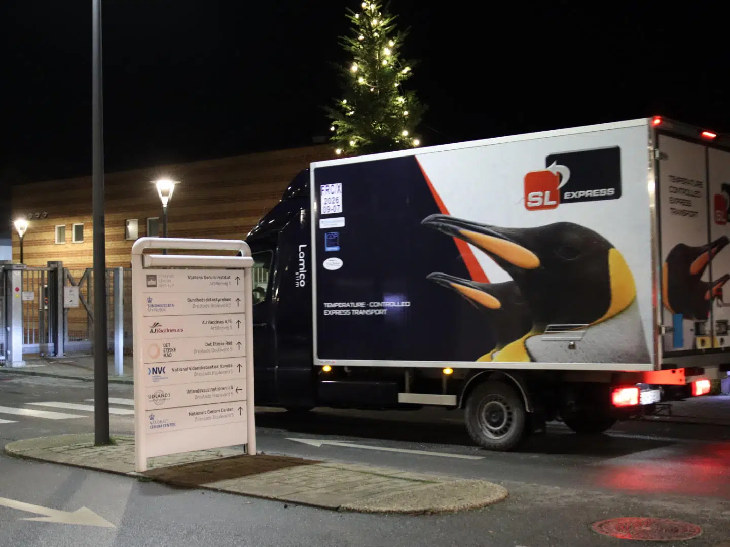 Lastbilen med vaccinerne ankommer.