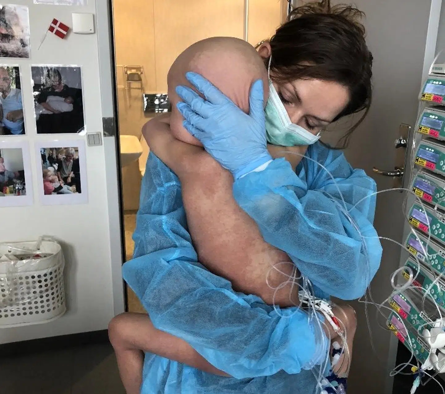 Mor (Merle) og datter (Luna) på Rigshospitalet i marts, efter stamcelletransplantationen.