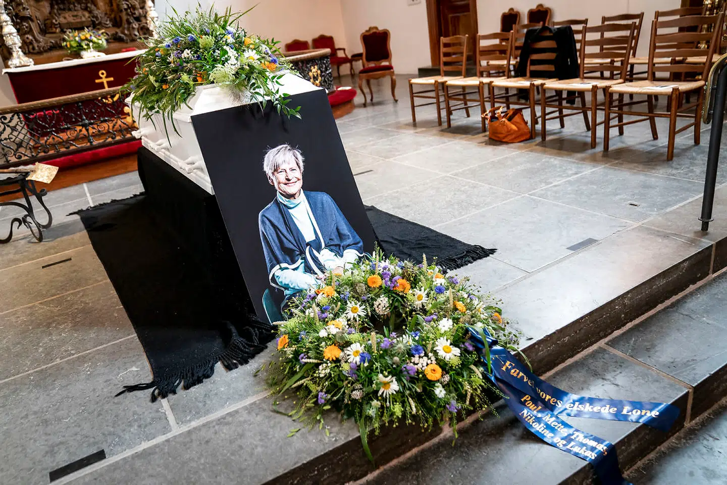 Bisættelsen af Lone Dybkjær fra Holmens Kirke i København.