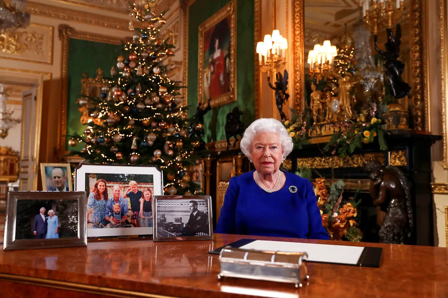 Sidste år havde den britiske dronning masser af billeder på sit bord - men intet af Harry og Meghan.