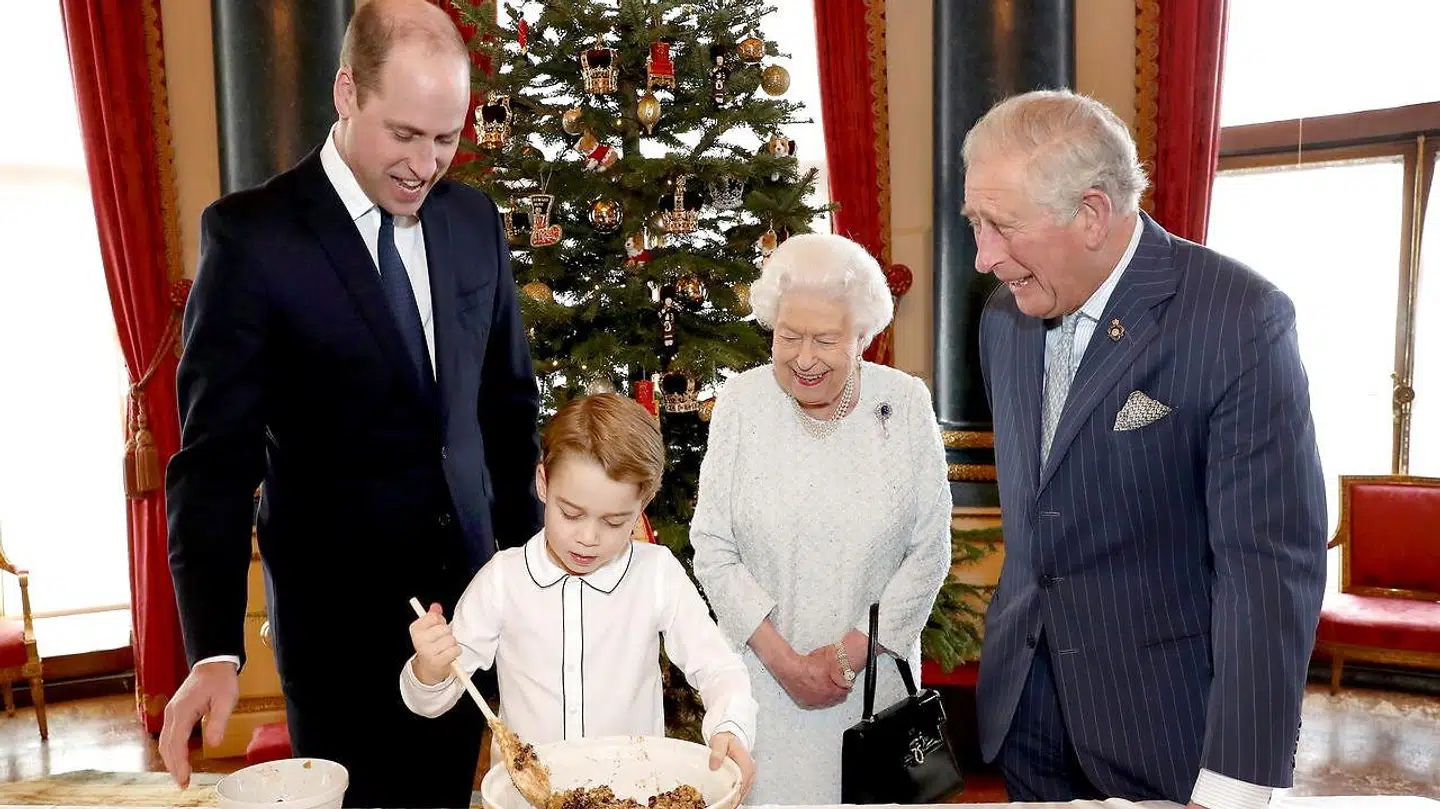 Dronning fik også taget julebilleder med de tre første i tronfølgen sidste år - prins Charles, prins William og prins George.