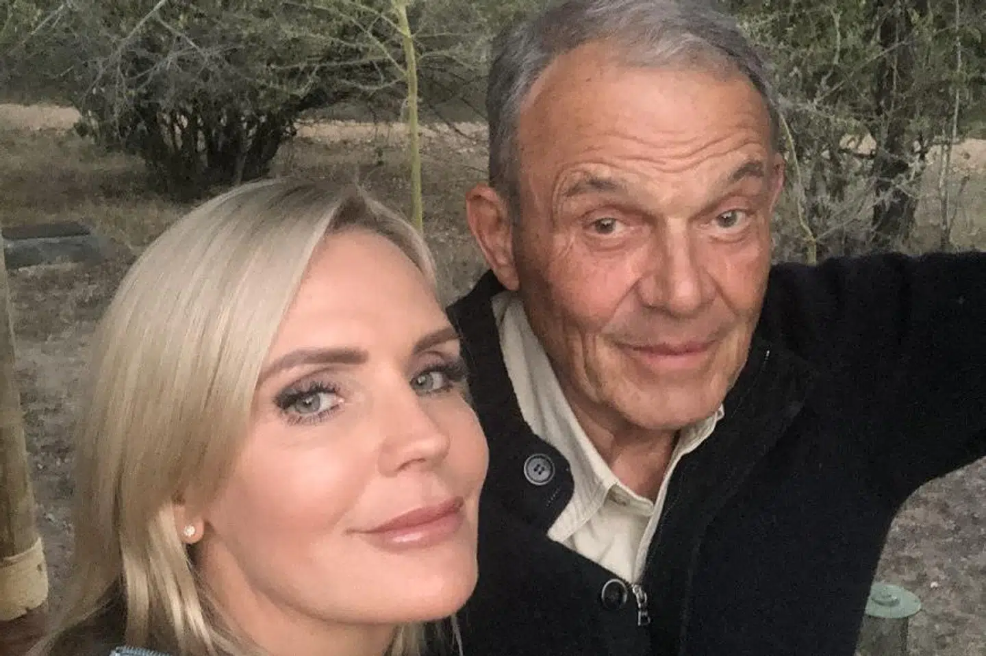 Her ses Karsten og Janni ved en tidligere lejlighed i Afrika.