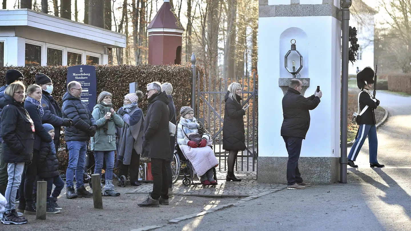 Mange mennesker brugte 1 juledag til at se vagtskiftet på Marselisborg Slot i Aarhus fredag 25.december 2020. Politiet var massivt tilstede for at sikre at forsamlingsforbuddet blev overholdt. Dronning Margrethe holdt jul på slottet sammen med prins Joachim og hans familie.. (Foto: Ernst van Norde/Ritzau Scanpix)