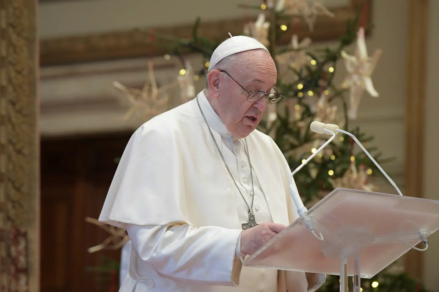 Pave Frans, da han fredag læste sit julebudskab op i Peterskirken i Vatikanet. Vatican Media/Reuters