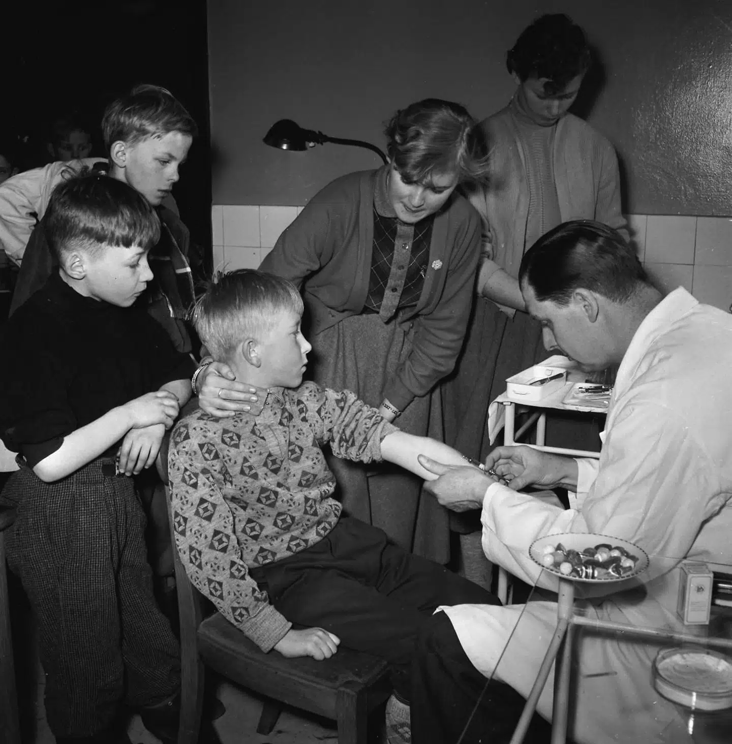 Skoleelever vaccineres for polio.