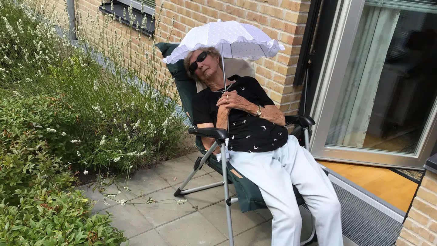 104-årige Elisiette Jensen nyder solen på sin terasse i sommeren 2020. På grund af corona har beboerne på plejehjemmet kun haft tilladelse til besøg af én kontaktperson.