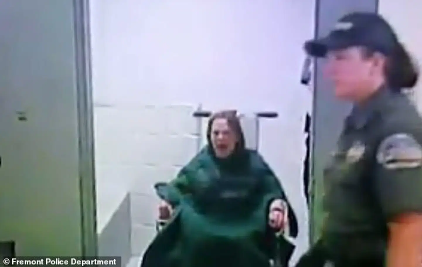 Carolyn ONeal sad i en 'fastholdelses'-stol i flere timer på politistationen i Fremont, Colorado.