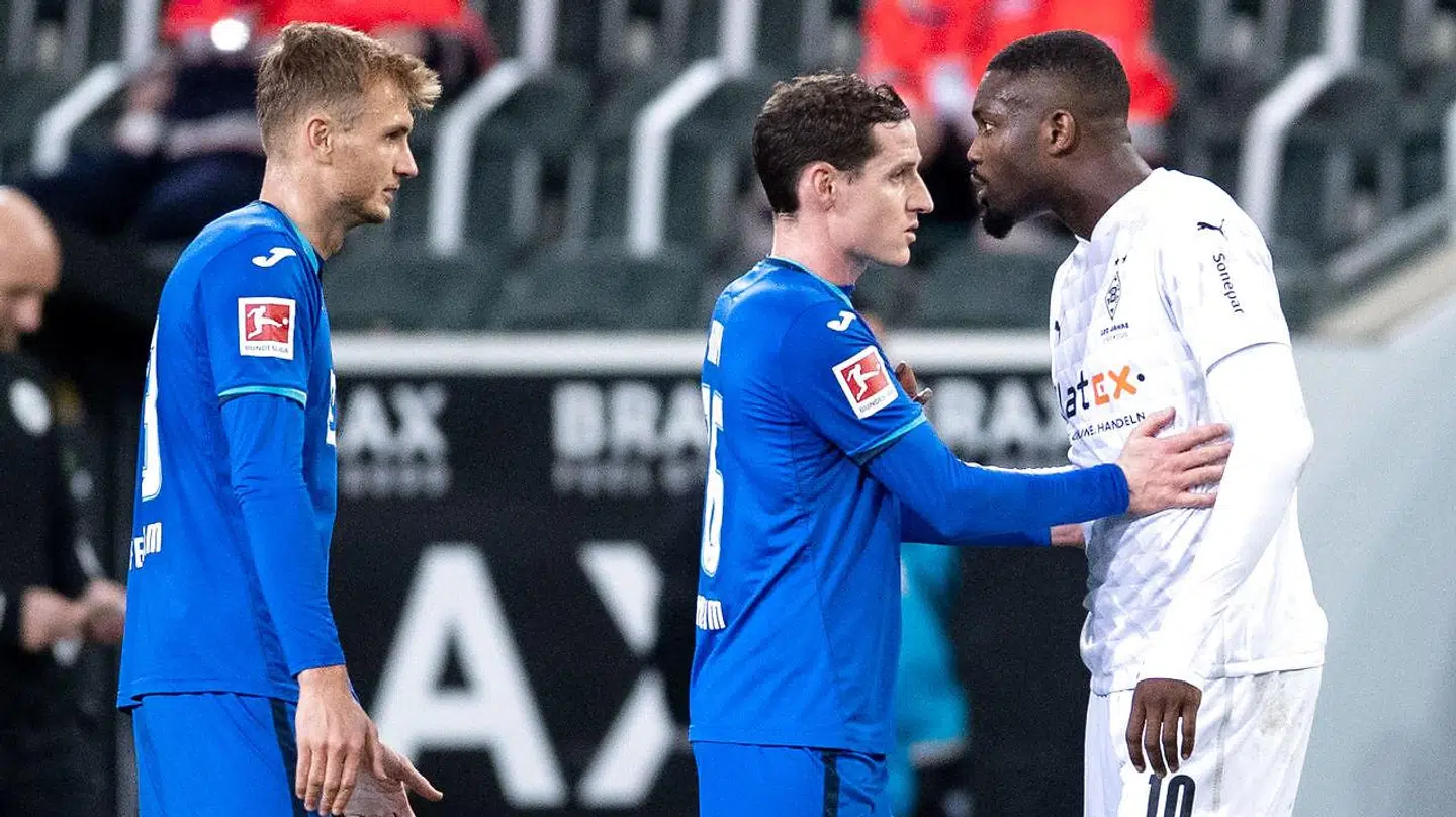 Hoffenheim-forsvarer Stefan Posch (tv.) og Marcus Thuram (th.) kom op at skændes under dagens opgør.