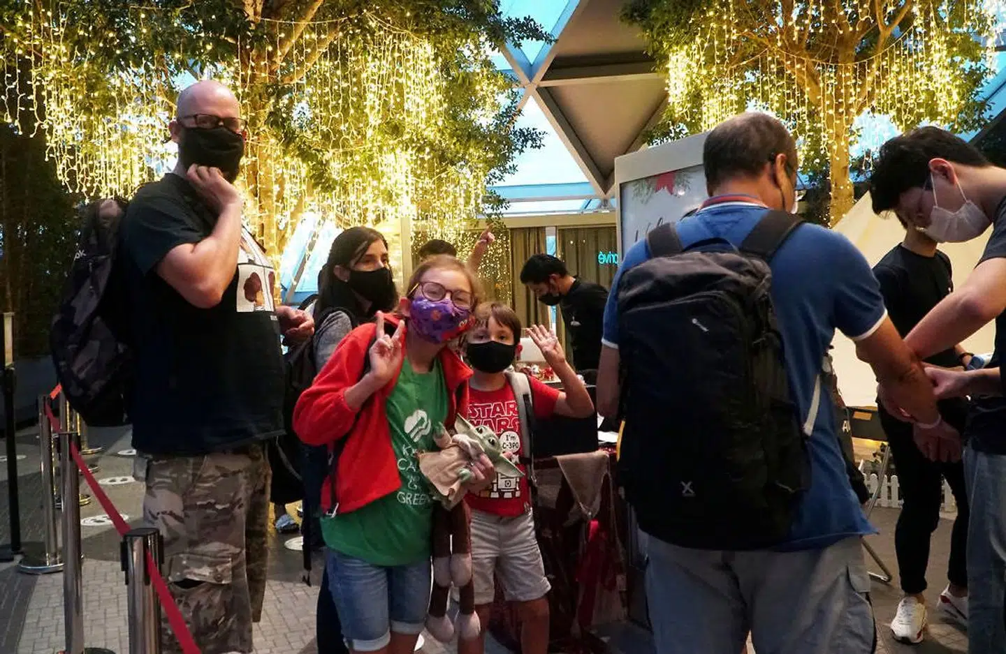 En familie har netop skrevet sig ind til en overnatning i Changi-lufthavnen.