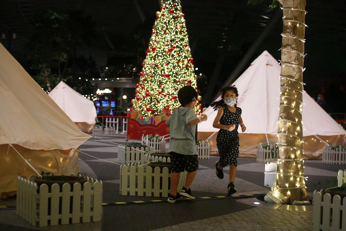Børn leger i området i Changi-lufthavnen.