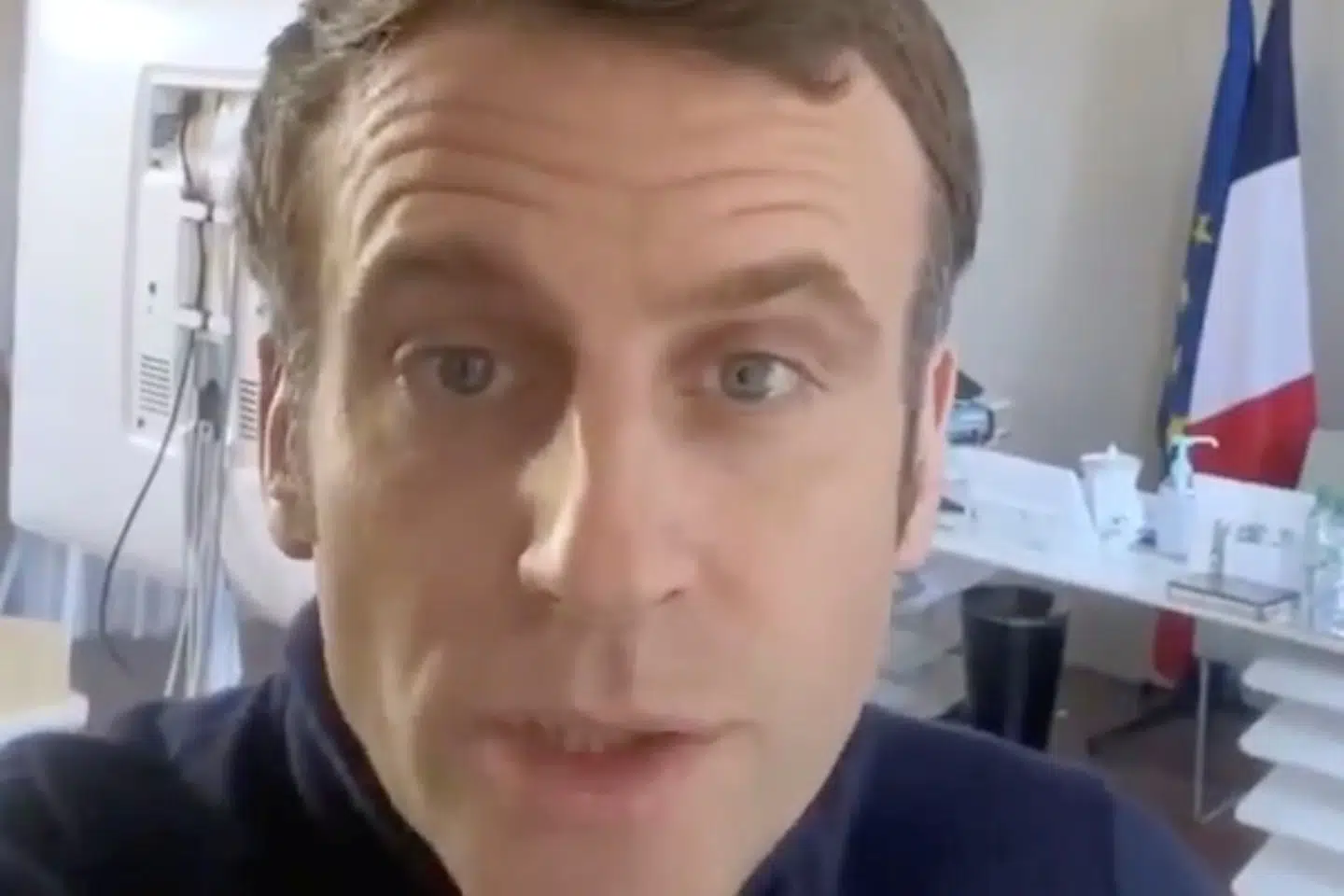 Billedet af en udmattet Emmanuel Macron, mens han endnu havde symptomer på covid-19, blev lagt ud på de sociale medier. @emmanuelmacron/Reuters