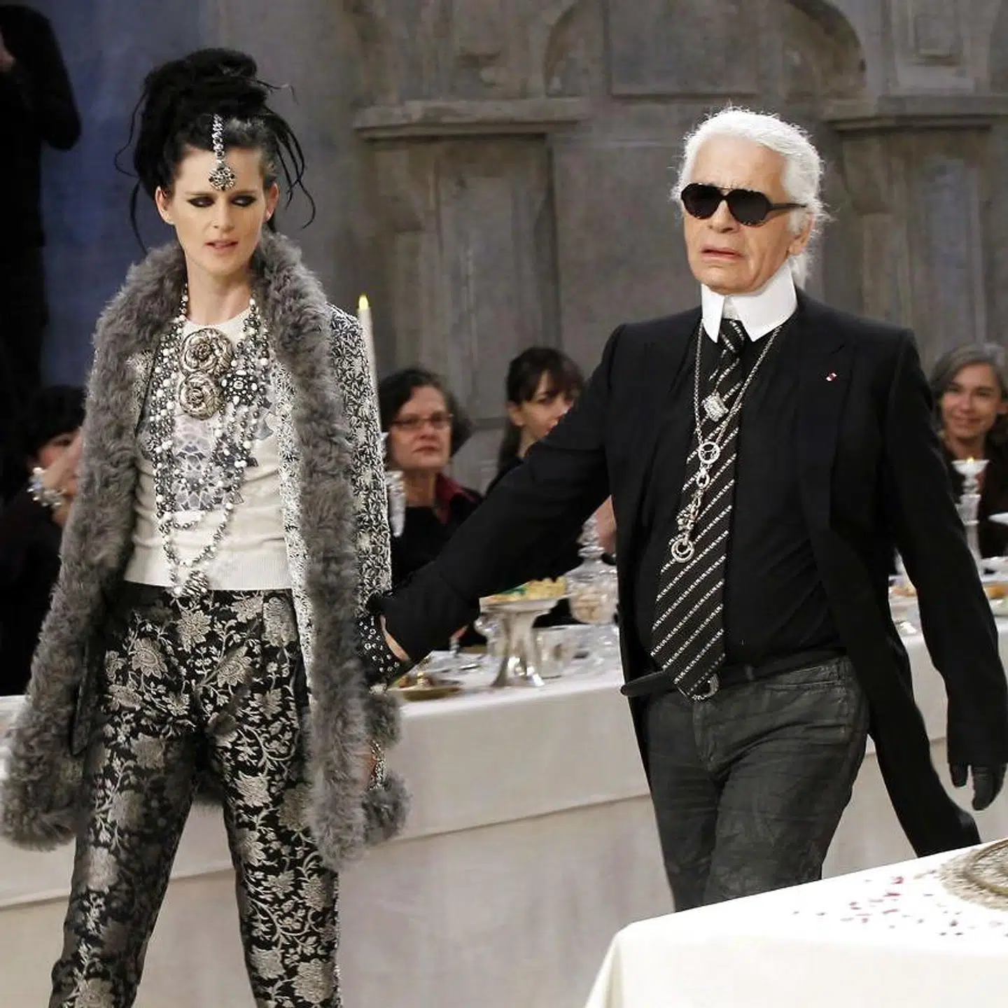 Karl Lagerfeld og Stella Tennant på catwalken i 2011.