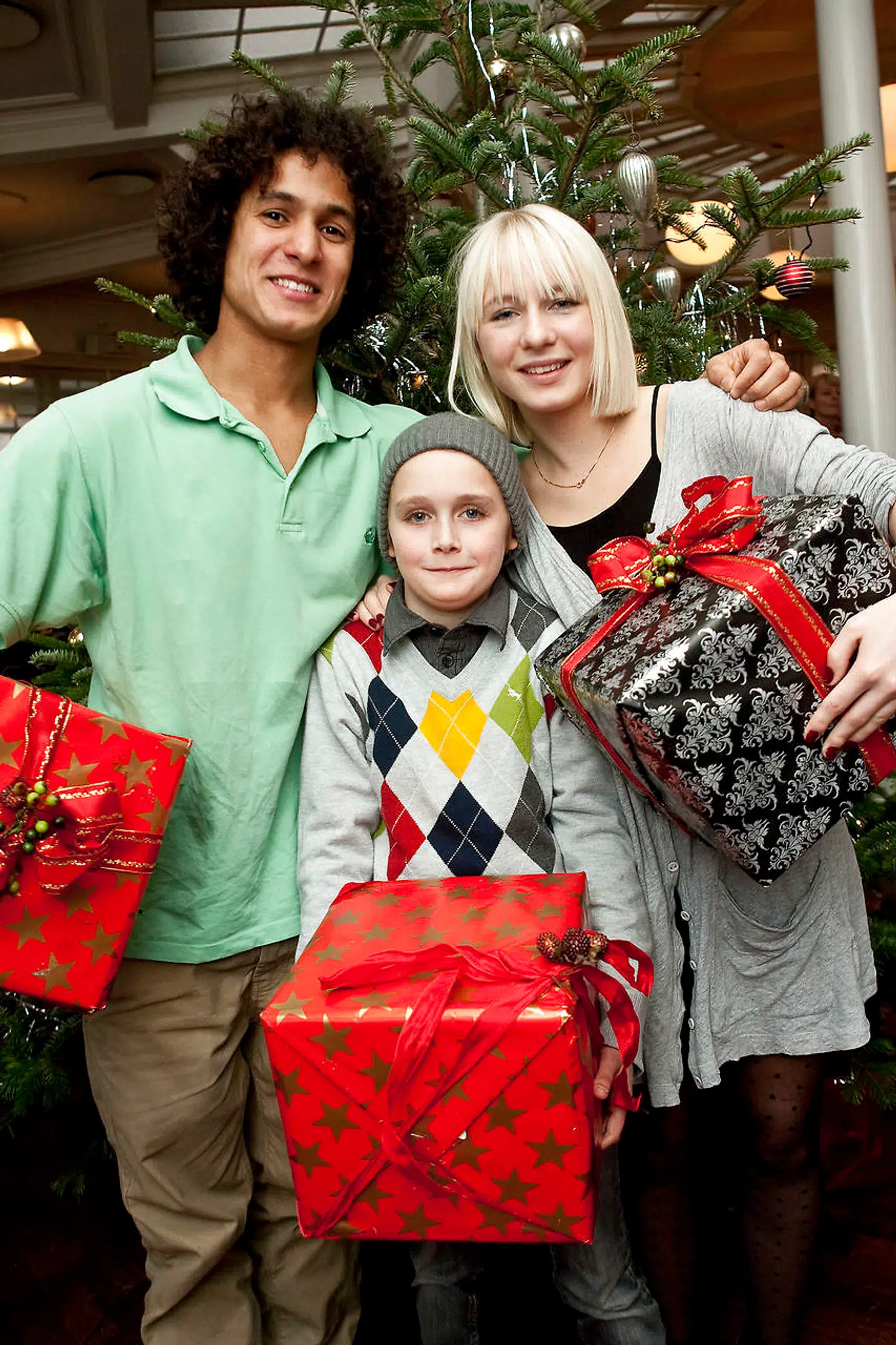 Sebastian Aagaard-Williams, Jonathan Werner Juel og Pernille Høier, der spiller hovedrollerne i TV 2's julekalender 'Jesus og Josefine' fotograferet under TV 2-pressemødet 23 november 2009 i Tivoli. Julekalenderen, der er en genudsendelse, blev sendt første gang i 2003.