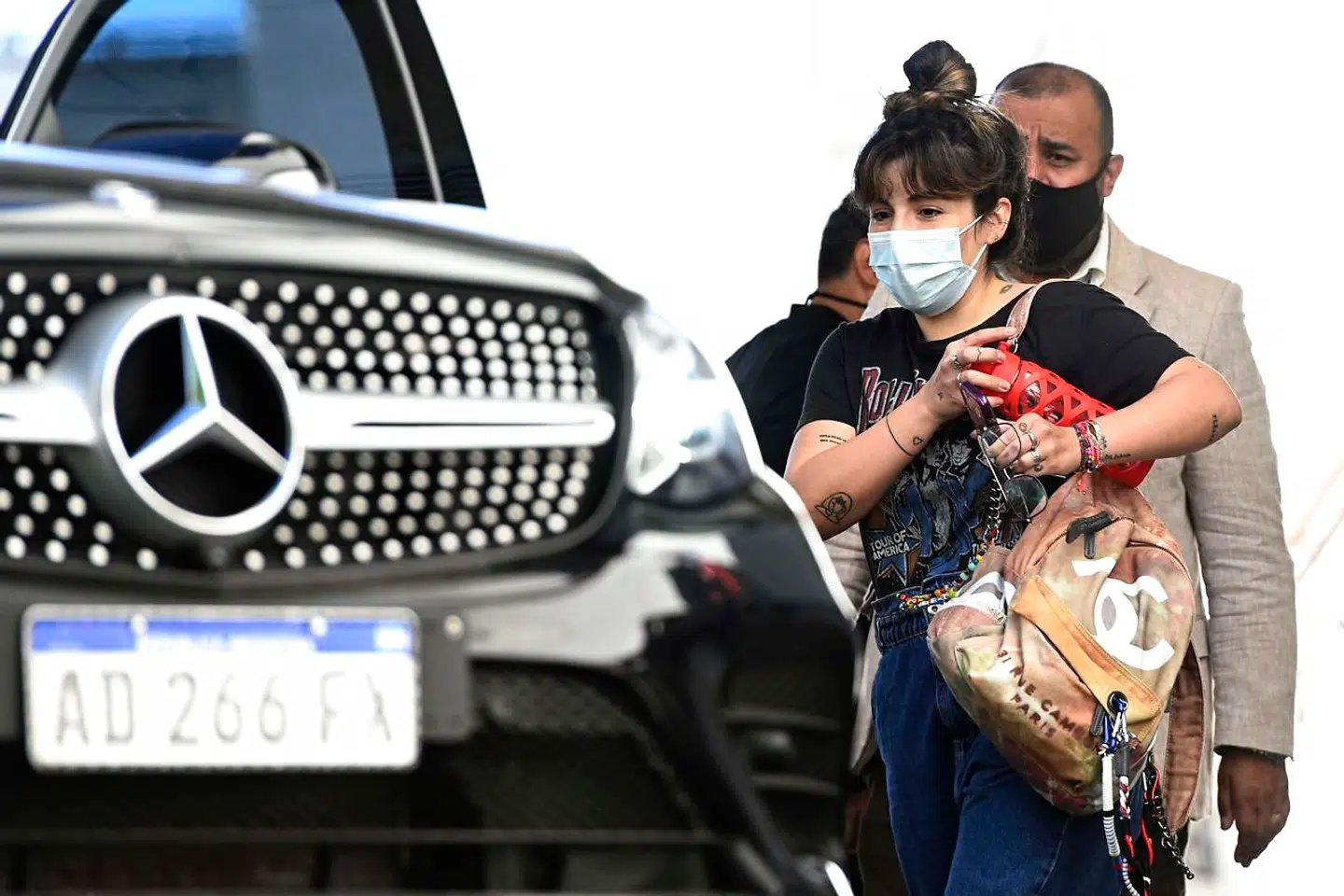 Giannina Maradona forlader klinikken, hvor Diego Maradona fik foretaget en hjerneoperation 11. november 2020.