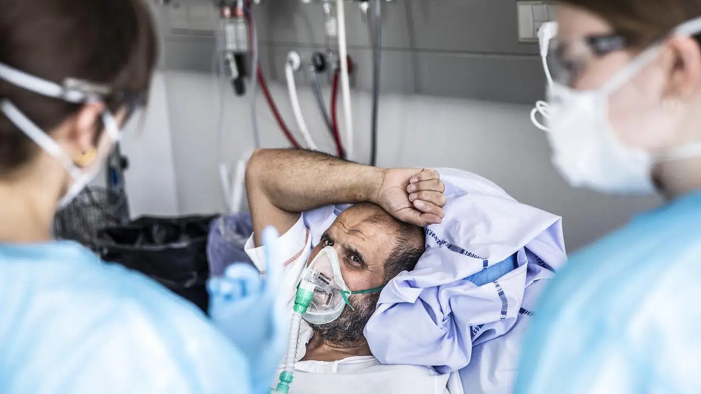 Covid-19 patient Salim Aladdin på 54 år i en samtale med læge Claire Præst Holm og sygeplejerske Marie Svensson på lungemedicinsk afdeling på Bispebjerg Hospital i København torsdag den 7. maj 2020. Salim har været indlagt i lidt over to uger. Efter først at have været indlagt på intensiv blev Salim overført til Lungemedicinsk afdeling, hvor han fik tilført ilt for bedre at kunne trække vejret. (Foto: Ólafur Steinar Gestsson/Ritzau Scanpix).