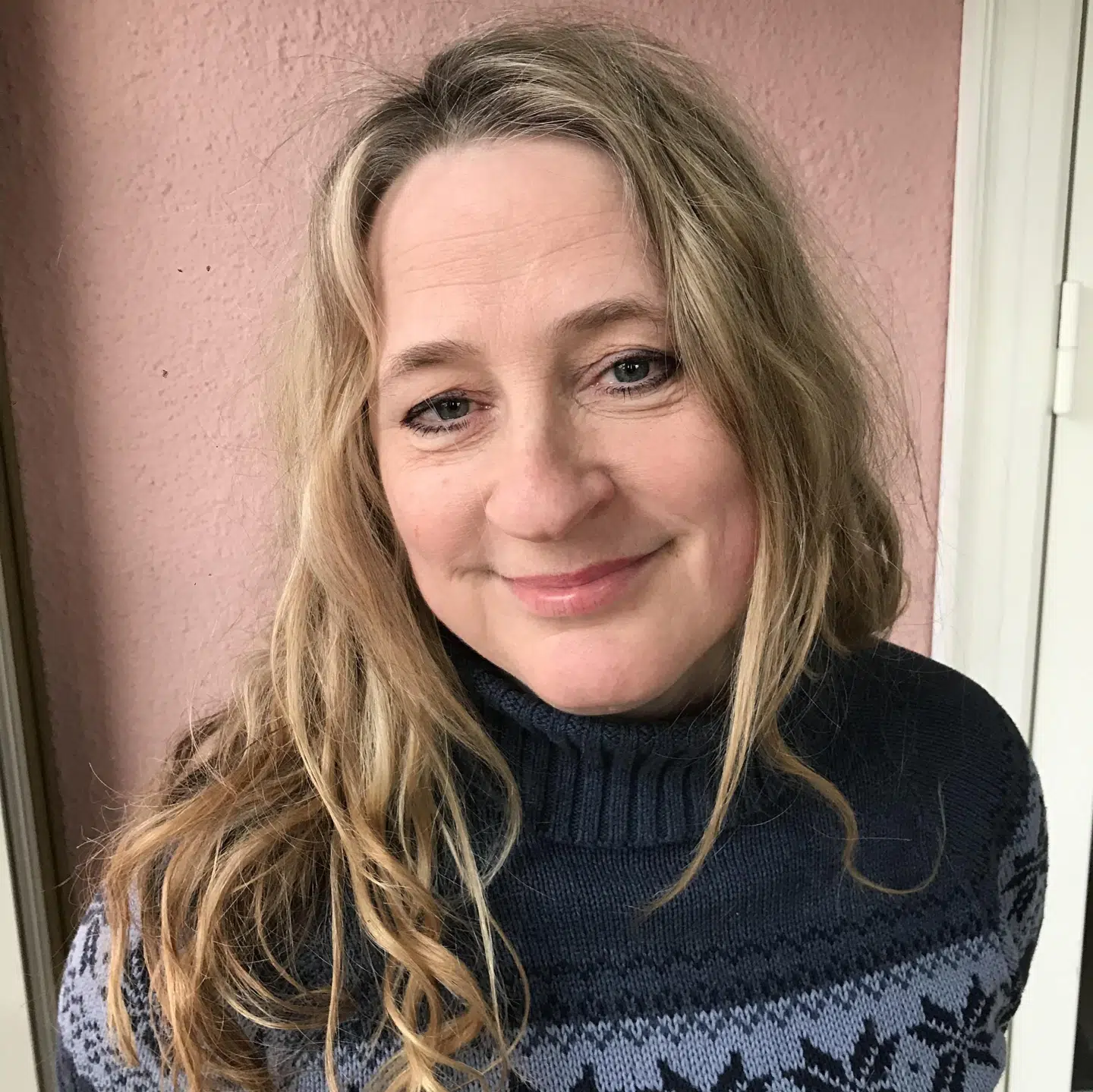 Christiane Bjørg Nielsen fortæller, at det også var ekstra udfordrende, da hun skulle spille nissepige, fordi hun havde en nyfødt med på armen.