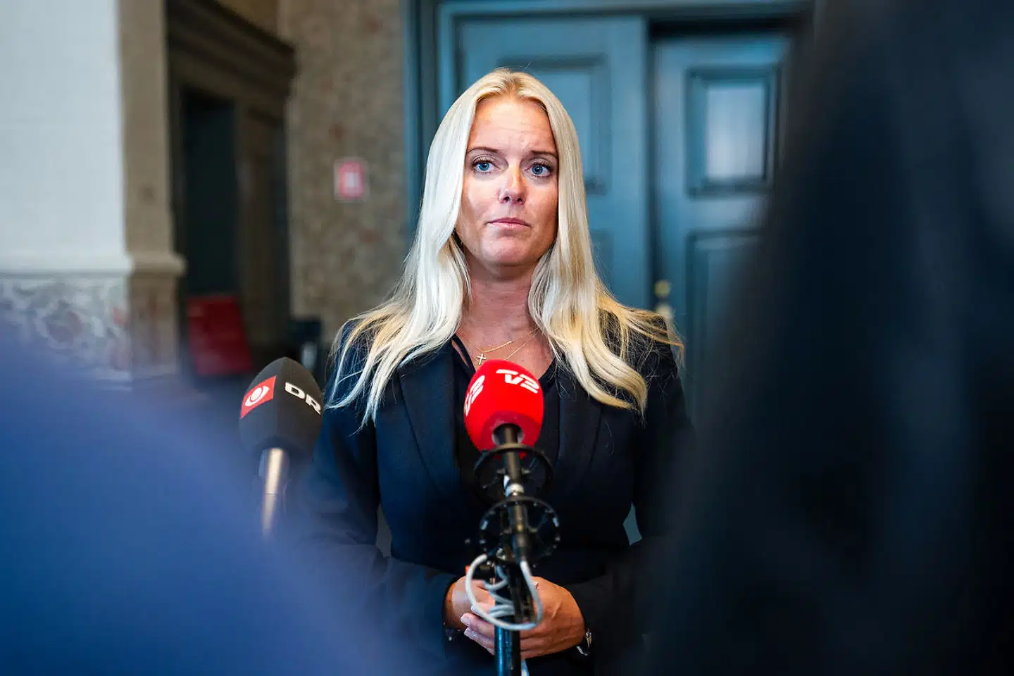 »For os er det fuldstændig afgørende, at vi kan have en tillid til, at udlændingepolitikken vil blive løst fra bunden med den borgerlige statsministerkandidat, vi peger på. Og den tillid vil bare blive voldsomt yderligere svækket, hvis Inger (Støjberg, red.) ikke længere er en del af Venstre,« siger Nye Borgerliges formand, Pernille Vermund.