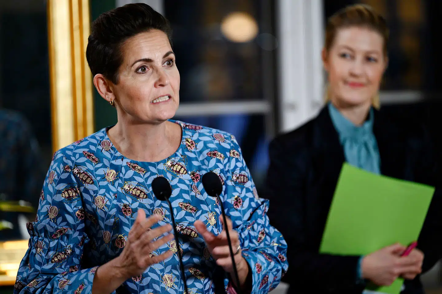 SF-formand Pia Olsen Dyhr skal kun holde juleaften med to andre. Til højre ses Sofie Carsten Nielsen, formand for Radikale Venstre. Hun oplyser, at familien overholder Sundhedsstyrelsens anbefalinger juelaften, og hun ser frem til en vaccine mod coronavirus.