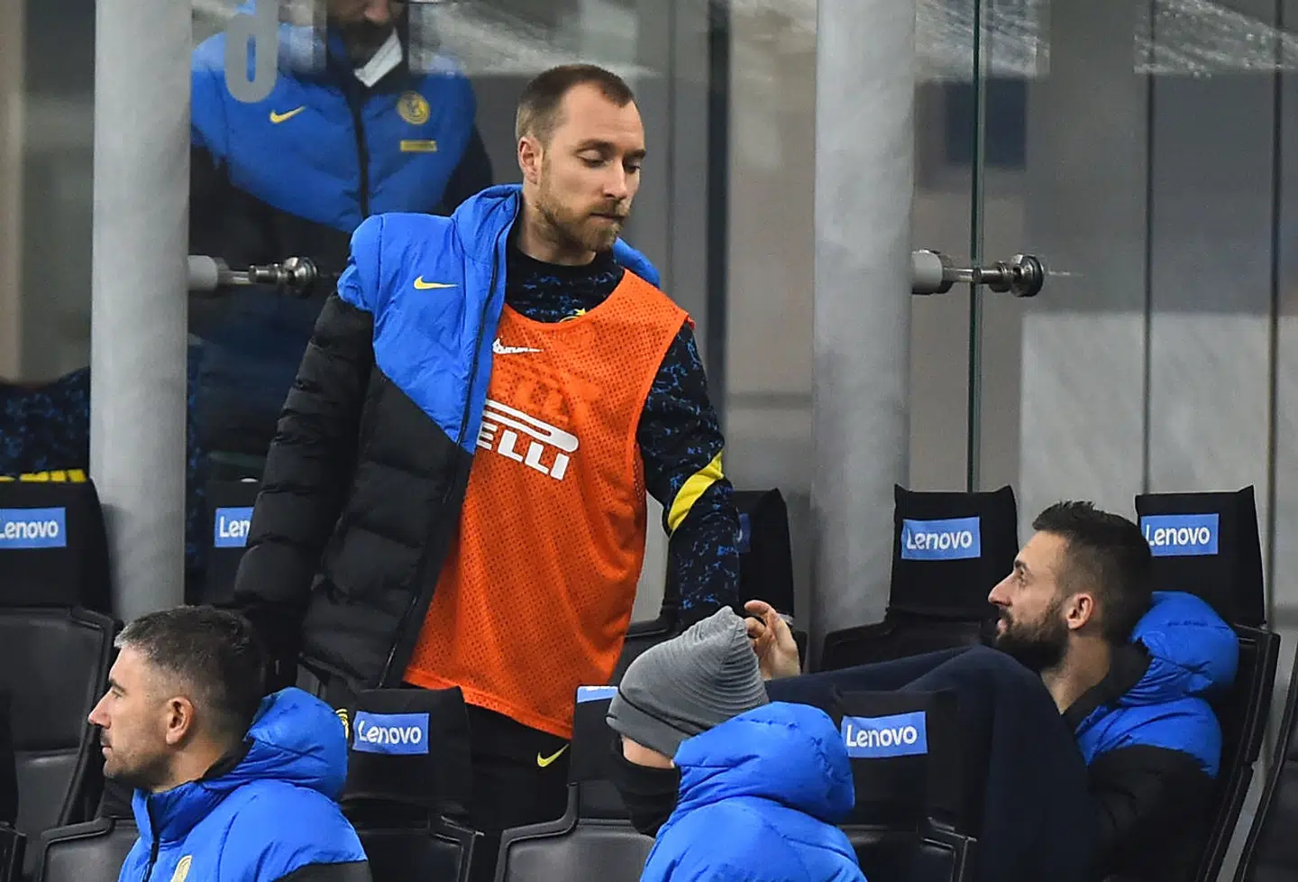 Et billede, vi desværre har set alt for ofte: Christian Eriksen på bænken og med overtrækstrøje på.