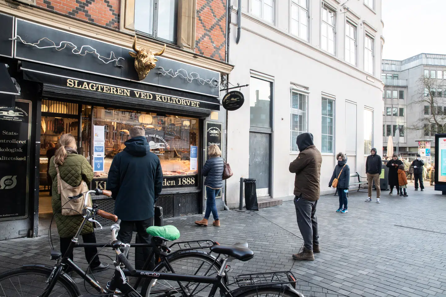 Her går den lange kø fra Slagteren ved Kultorvet. Den går rundt om hjørnet og langt ned ad sidegaden.