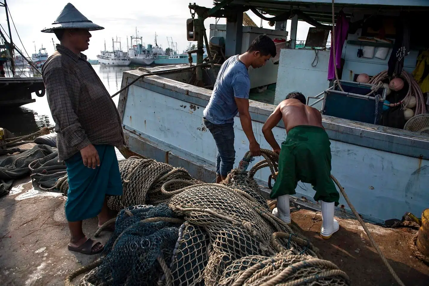 Migrantarbejdere fra Myanmar arbejder på en fiskebåd i kystbyen Samet Sakhon.