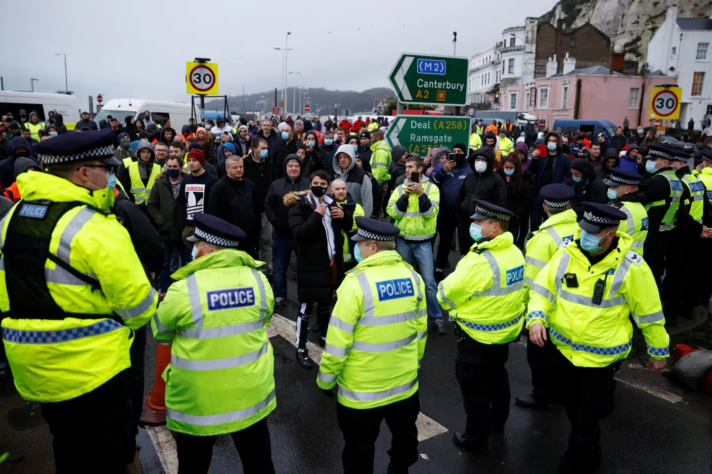 Mange chaufførerne, som er primært er europæere, er strandet med deres lastbiler i Dover. 10.000 lastbiler kører med fragt mellem Dover og Calais om dagen i juleperioden. John Sibley/Reuters