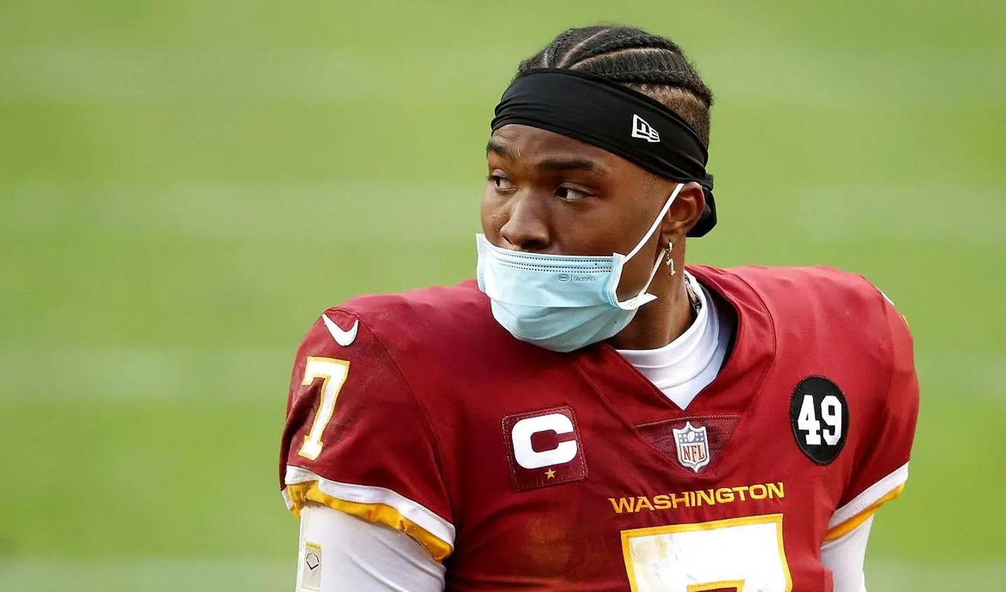 Dwayne Haskins under søndagens kamp – dog med mundbind.