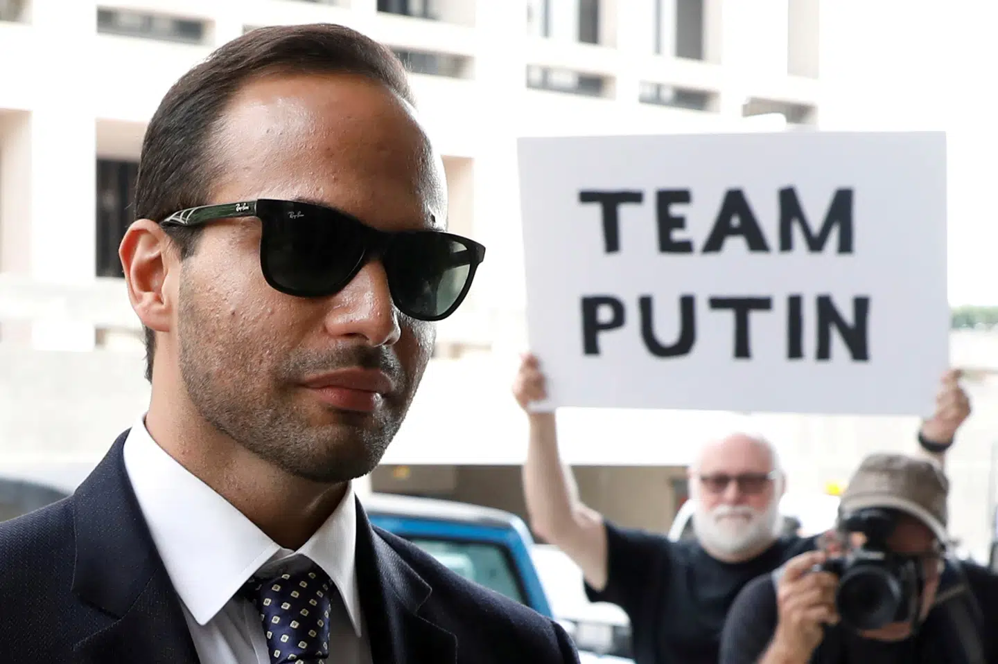 En demonstrant holder et skilt med skriften Putins hold, da George Papadopoulos ankommer til retten i Washingtin for at modtage sin straf i september 2018. Yuri Gripas/Reuters