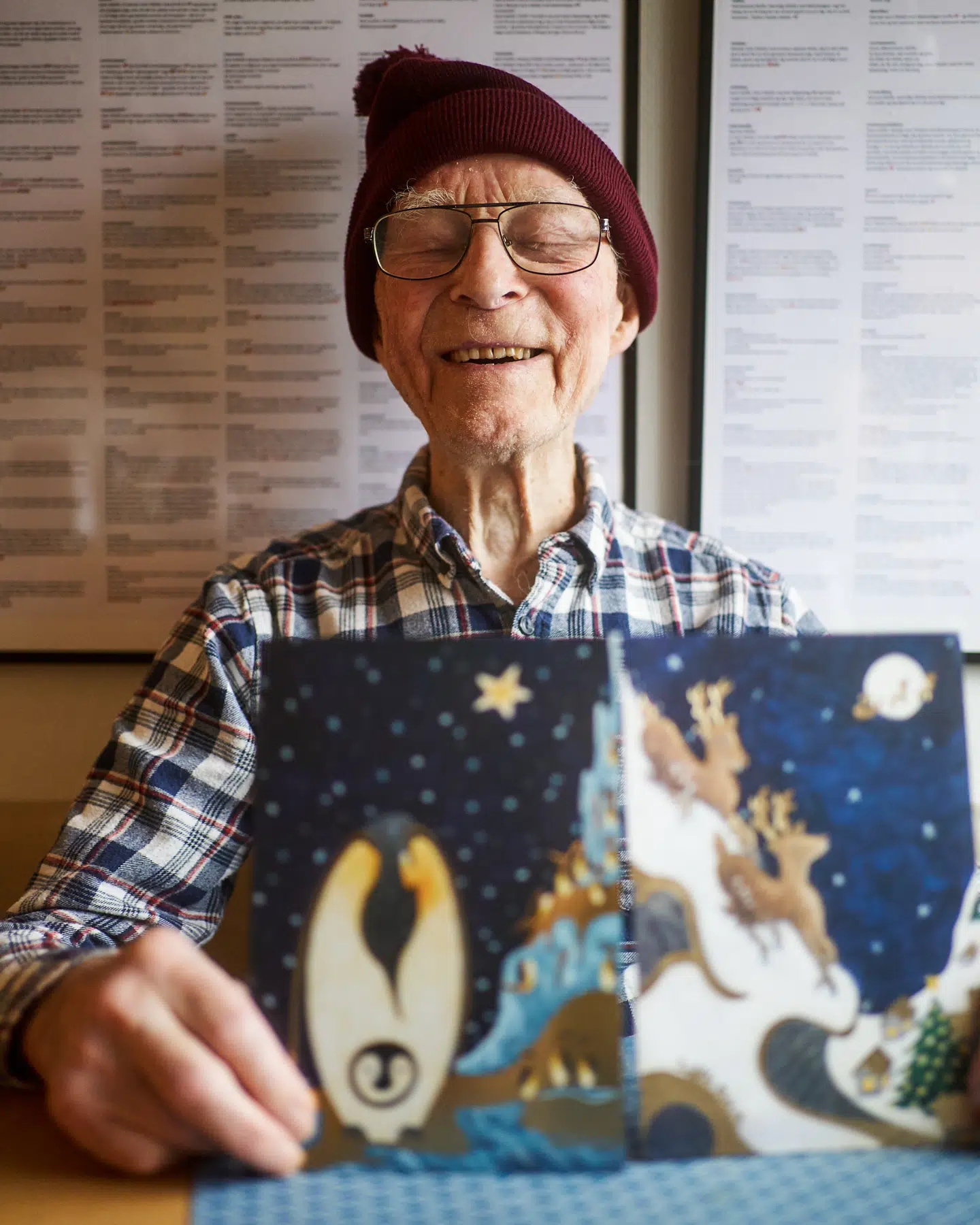 Moffe sidder med to postkort fra postmusen