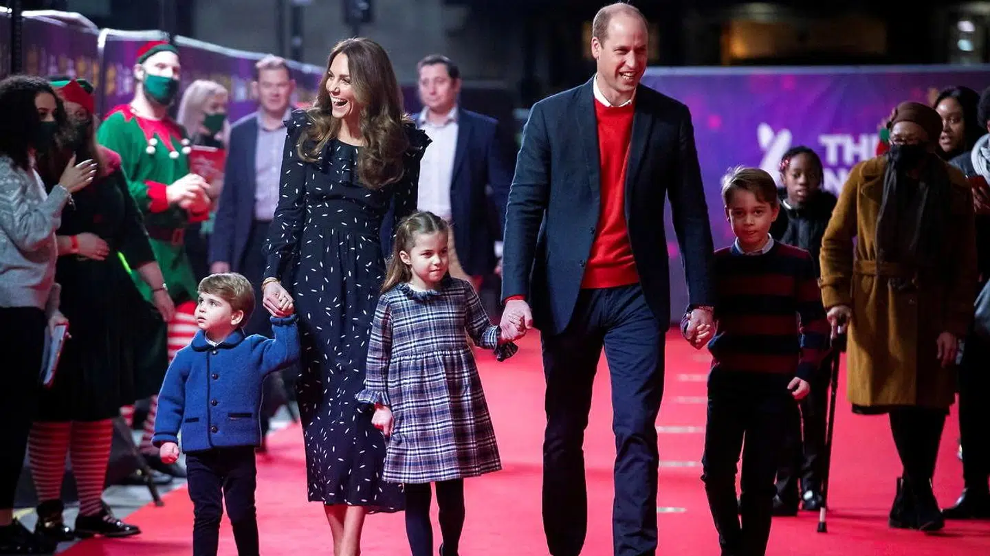 Prins William og Kate Middleton med deres tre børn, prins Louis, prinsesse Charlotte og prins George.